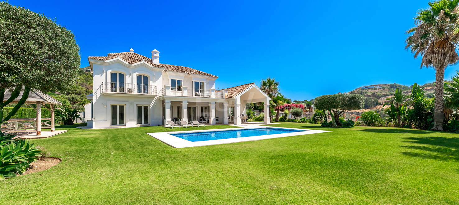 Elegant Andalusian-Style Villa with Sea Views