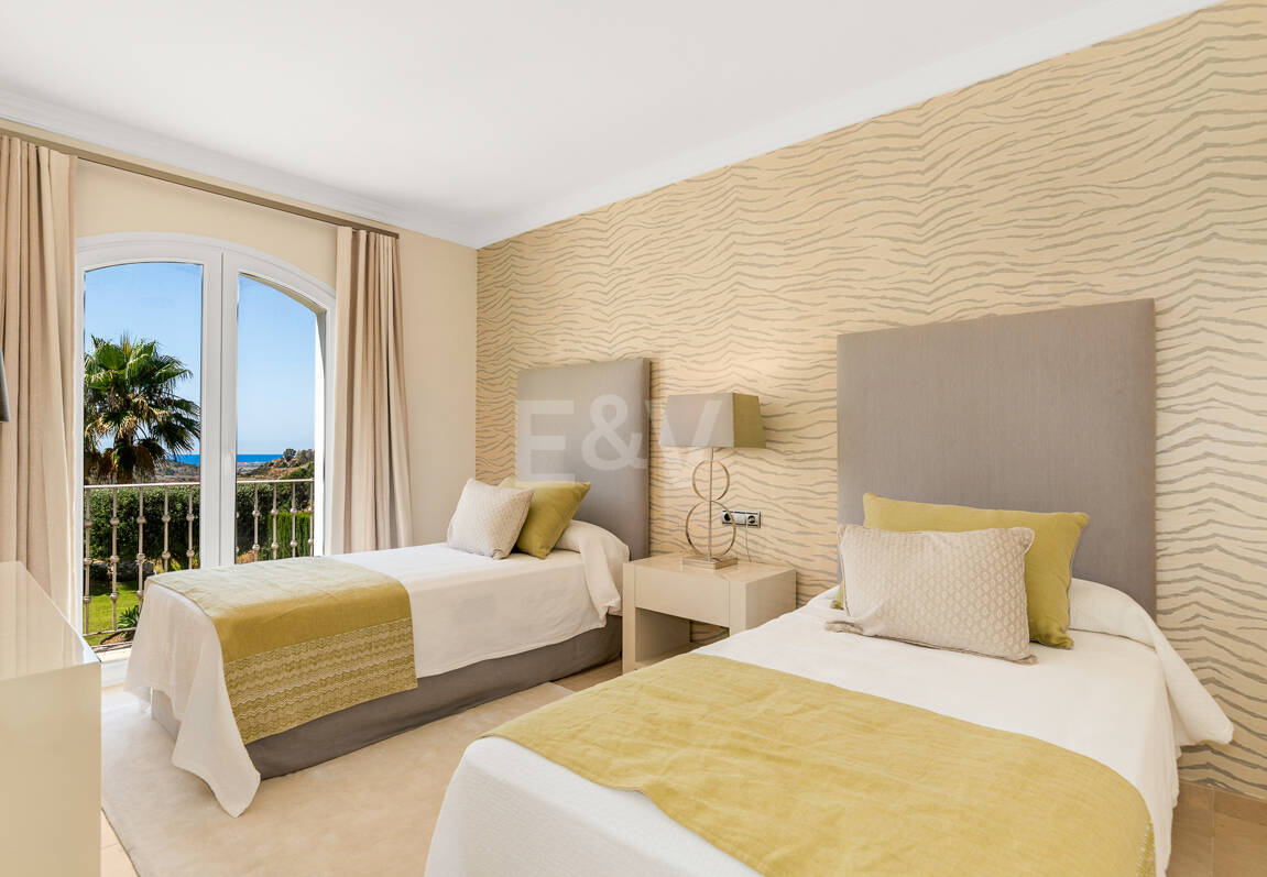 Elegante villa de estilo Andaluz con vistas al mar