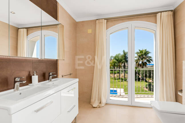 Elegante villa de estilo Andaluz con vistas al mar