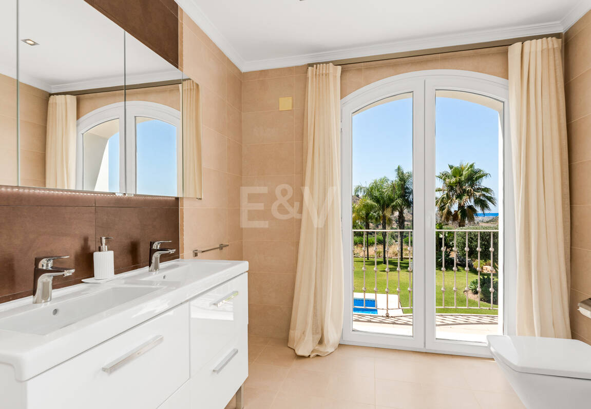 Elegante villa de estilo Andaluz con vistas al mar