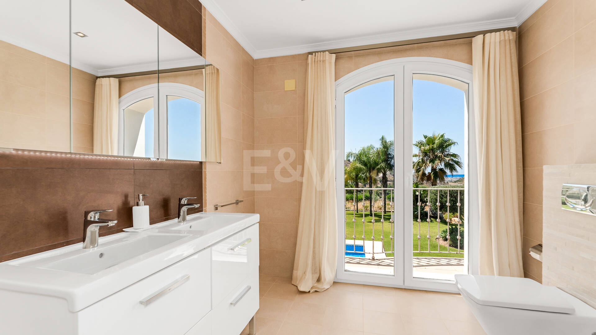 Elegante villa de estilo Andaluz con vistas al mar