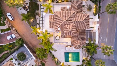 Magnificent Villa on an Elevated Plot in Los Naranjos, Nueva Andalucía