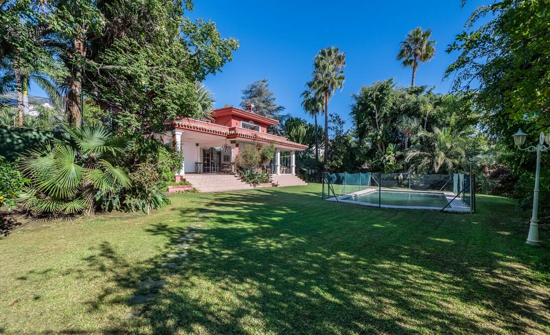 Spacious villa close to Marbella Centre with private paddle court