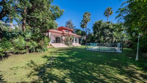 Geräumige Villa in der Nähe des Zentrums von Marbella mit privatem Paddel-Platz