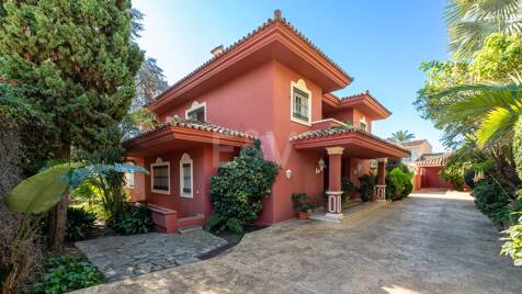 Geräumige Villa in der Nähe des Zentrums von Marbella mit privatem Paddel-Platz