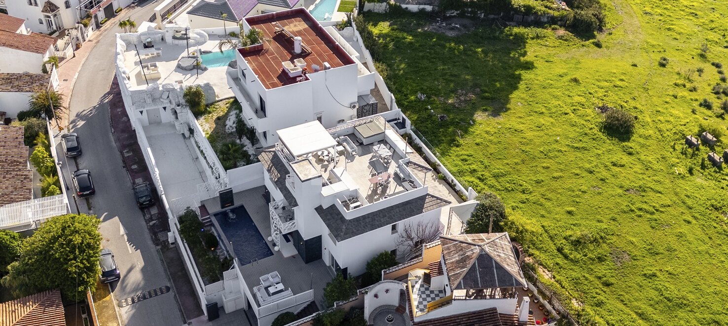 Villa moderna y luminosa en Nueva Andalucía con vistas al mar y a la montaña.