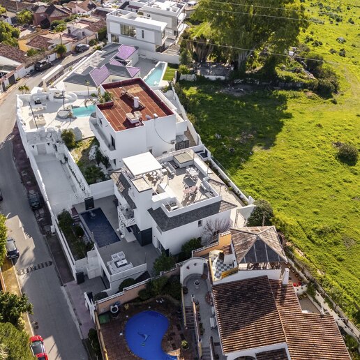 Villa moderna y luminosa en Nueva Andalucía con vistas al mar y a la montaña.