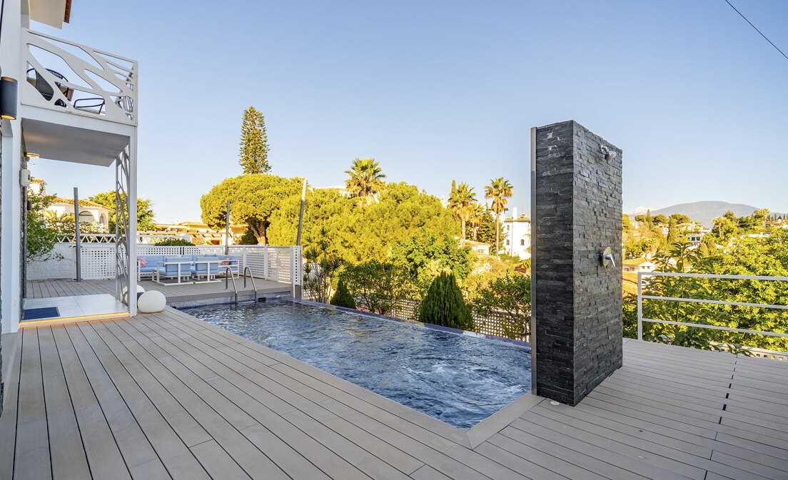 Villa moderna y luminosa en Nueva Andalucía con vistas al mar y a la montaña.