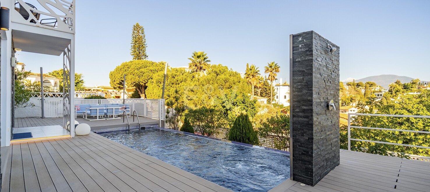 Villa moderna y luminosa en Nueva Andalucía con vistas al mar y a la montaña.