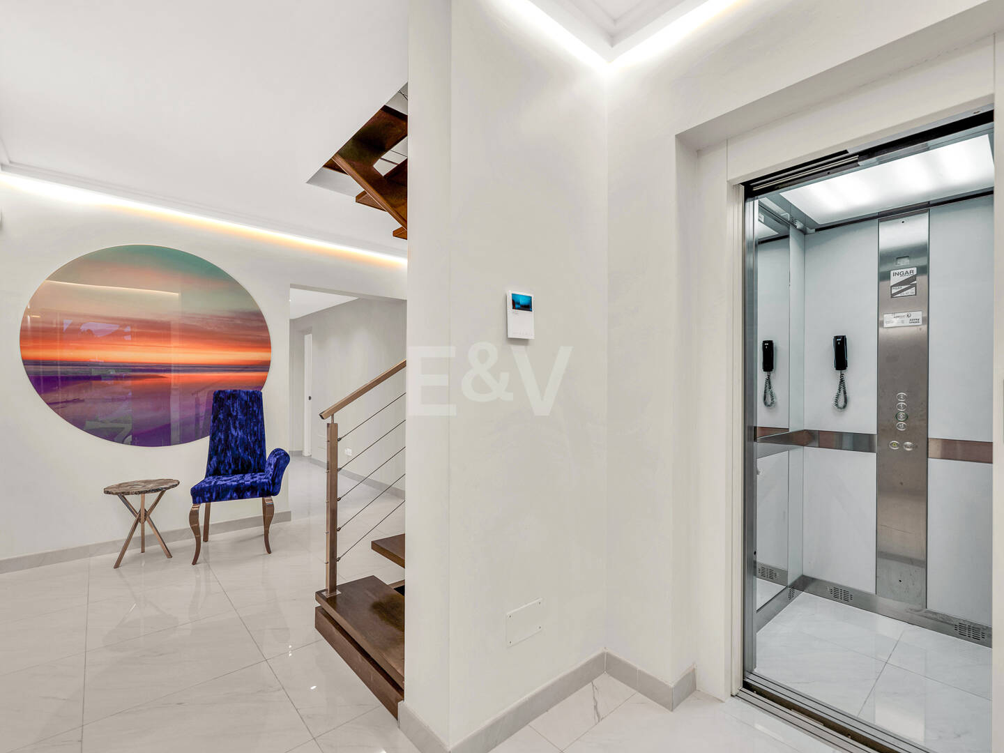 Villa moderna y luminosa en Nueva Andalucía con vistas al mar y a la montaña.