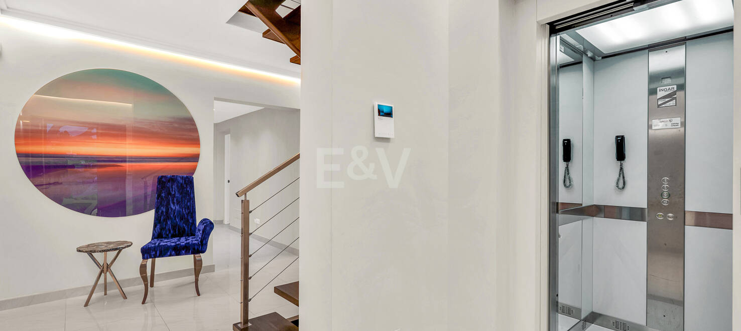 Bright contemporary villa in Nueva Andalucía with sea and mountain views