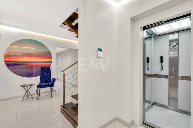 Ljus samtida villa i Nueva Andalucía med havs- och bergsutsikt