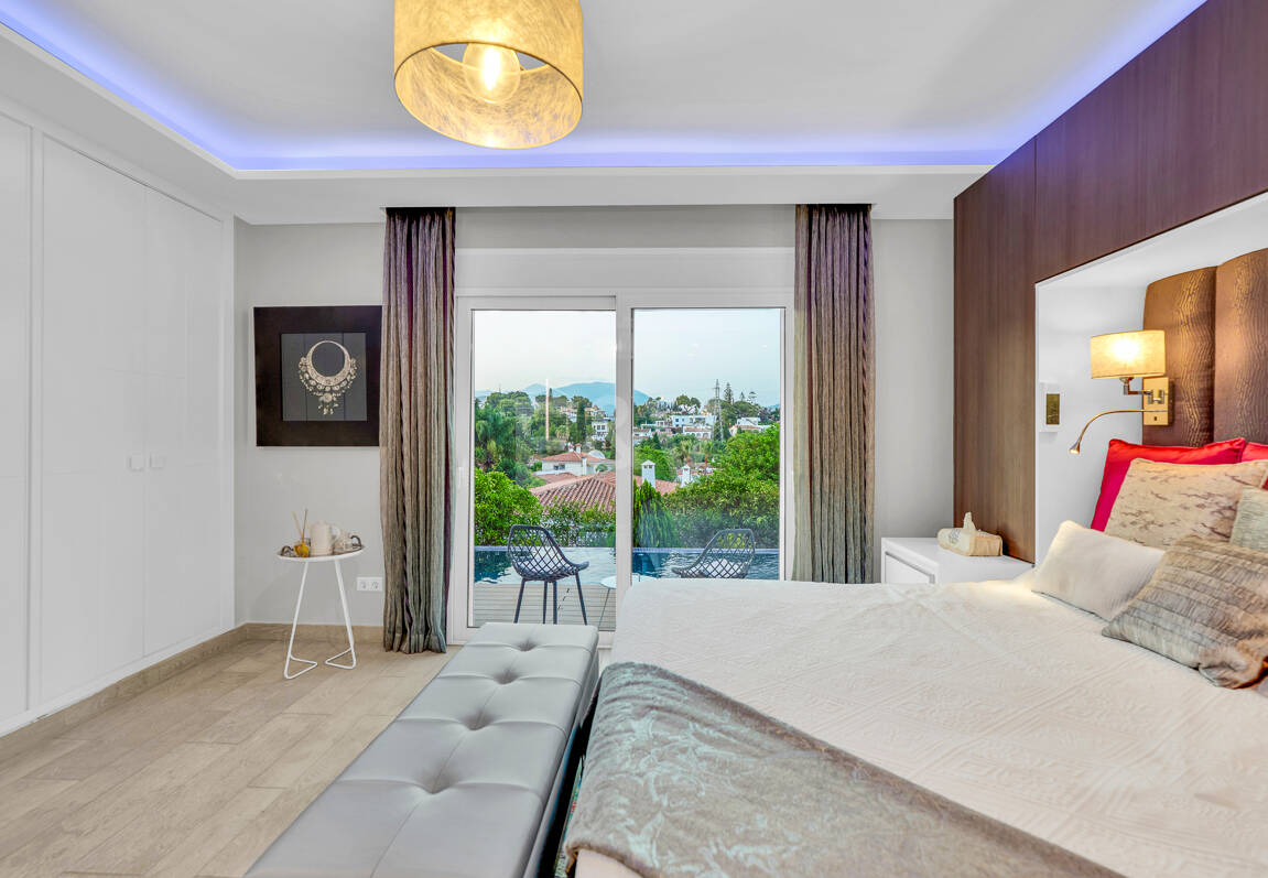 Ljus samtida villa i Nueva Andalucía med havs- och bergsutsikt