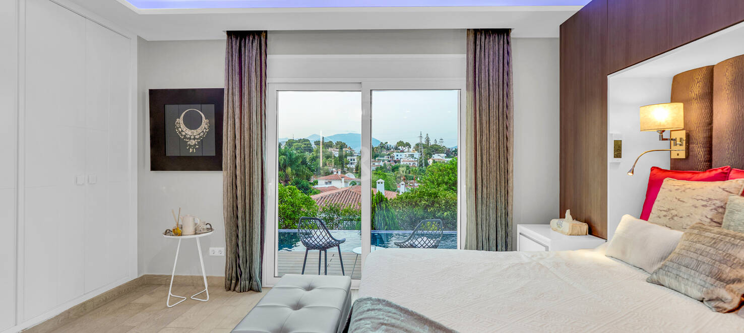 Bright contemporary villa in Nueva Andalucía with sea and mountain views