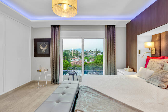 Ljus samtida villa i Nueva Andalucía med havs- och bergsutsikt