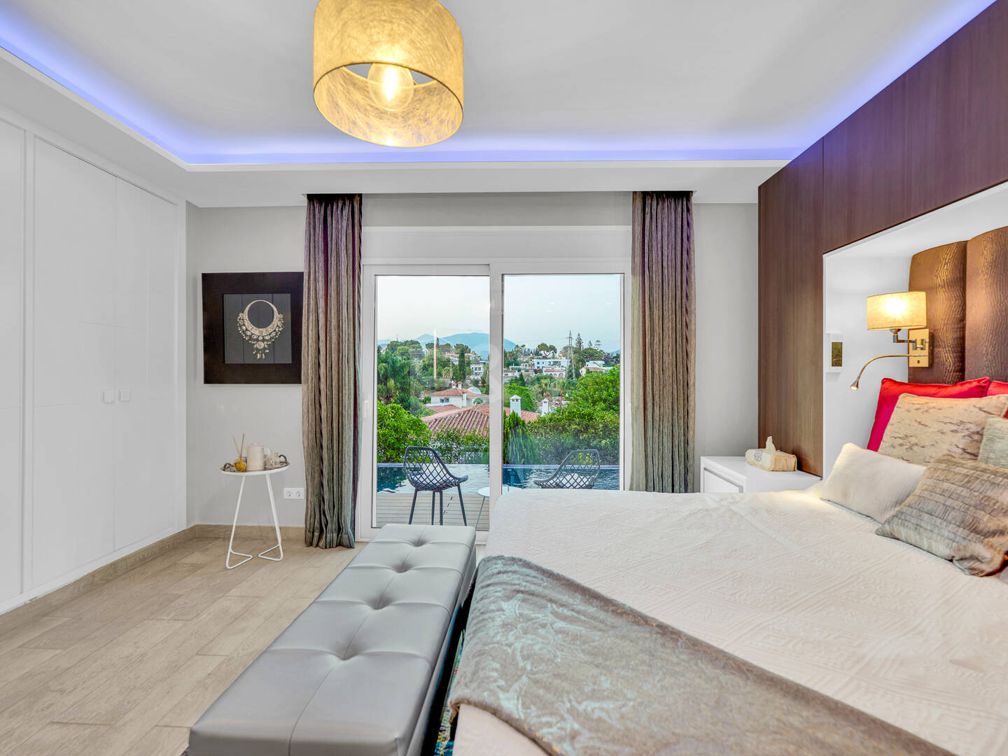 Ljus samtida villa i Nueva Andalucía med havs- och bergsutsikt