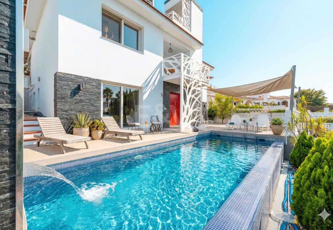 Ljus samtida villa i Nueva Andalucía med havs- och bergsutsikt