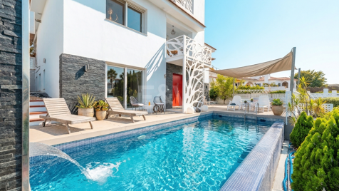 Villa moderna y luminosa en Nueva Andalucía con vistas al mar y a la montaña.