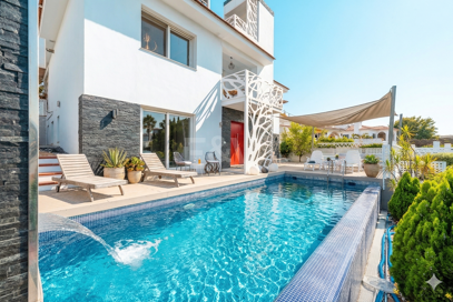 Ljus samtida villa i Nueva Andalucía med havs- och bergsutsikt