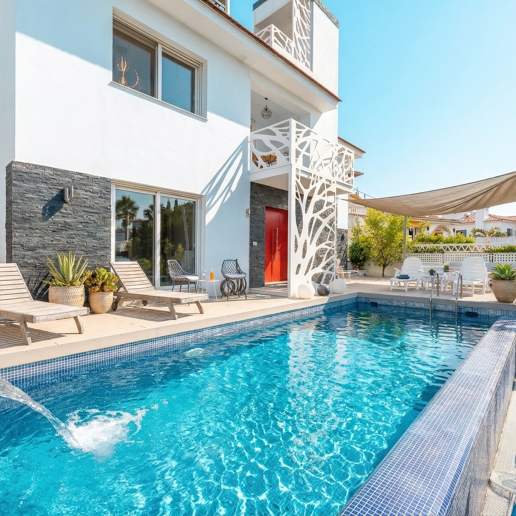 Ljus samtida villa i Nueva Andalucía med havs- och bergsutsikt