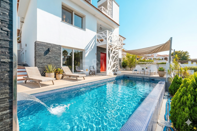 Ljus samtida villa i Nueva Andalucía med havs- och bergsutsikt