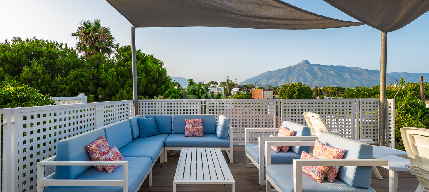 Ljus samtida villa i Nueva Andalucía med havs- och bergsutsikt