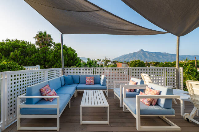 Ljus samtida villa i Nueva Andalucía med havs- och bergsutsikt