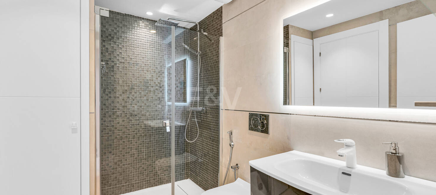 Bright contemporary villa in Nueva Andalucía with sea and mountain views