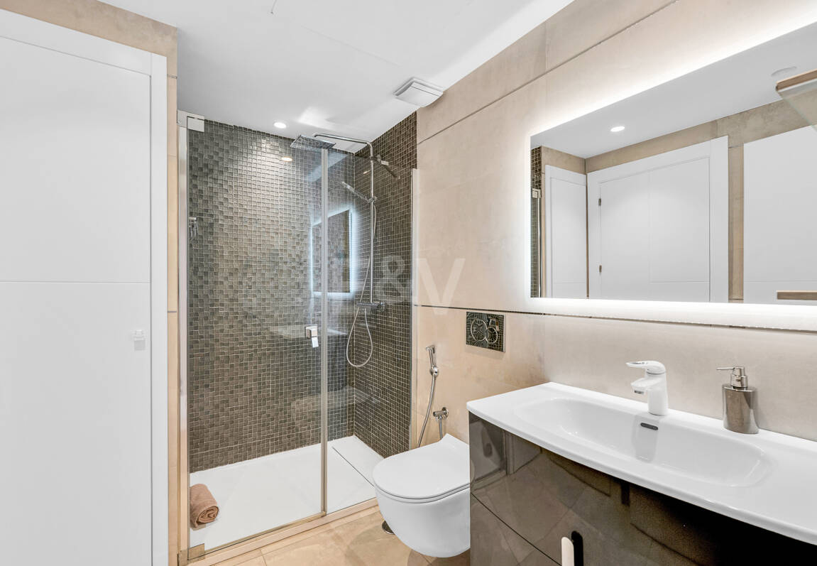 Ljus samtida villa i Nueva Andalucía med havs- och bergsutsikt