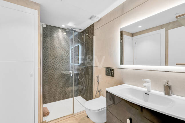 Ljus samtida villa i Nueva Andalucía med havs- och bergsutsikt