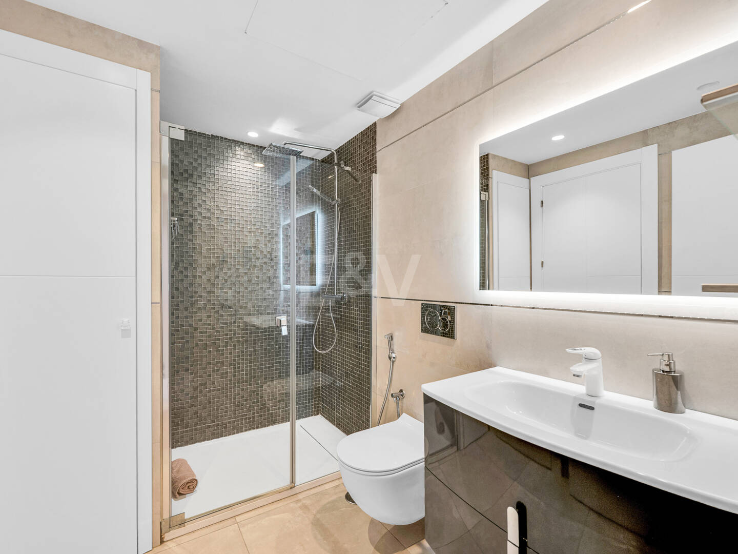 Villa moderna y luminosa en Nueva Andalucía con vistas al mar y a la montaña.