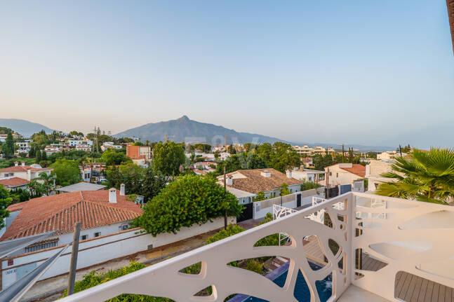 Ljus samtida villa i Nueva Andalucía med havs- och bergsutsikt