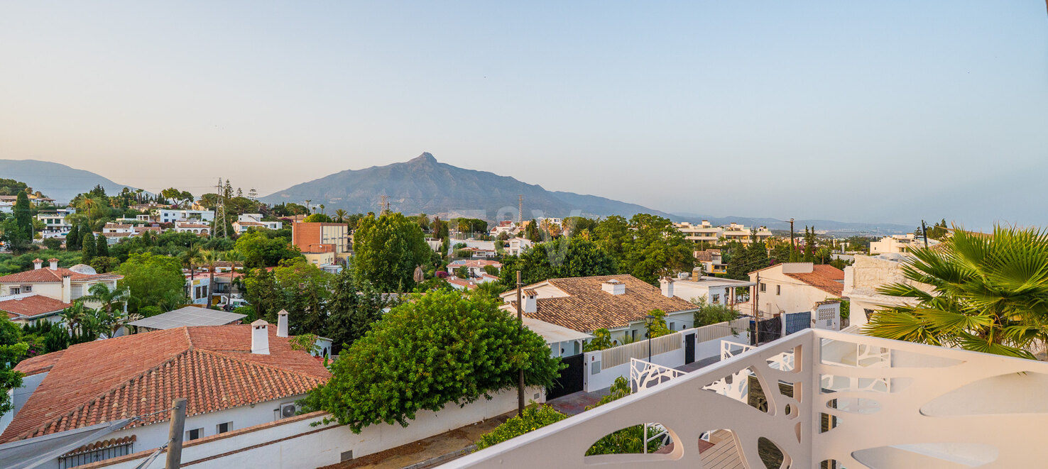 Ljus samtida villa i Nueva Andalucía med havs- och bergsutsikt