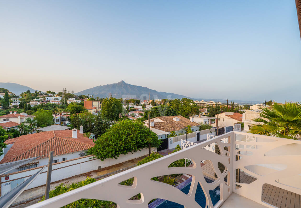 Ljus samtida villa i Nueva Andalucía med havs- och bergsutsikt