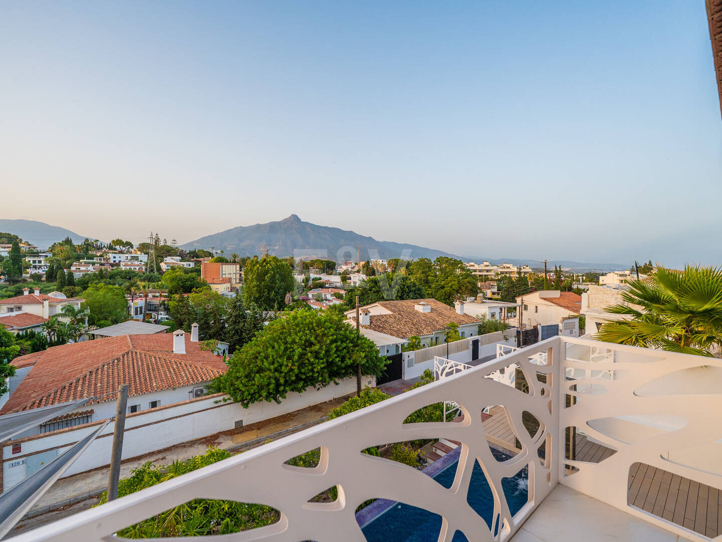 Ljus samtida villa i Nueva Andalucía med havs- och bergsutsikt