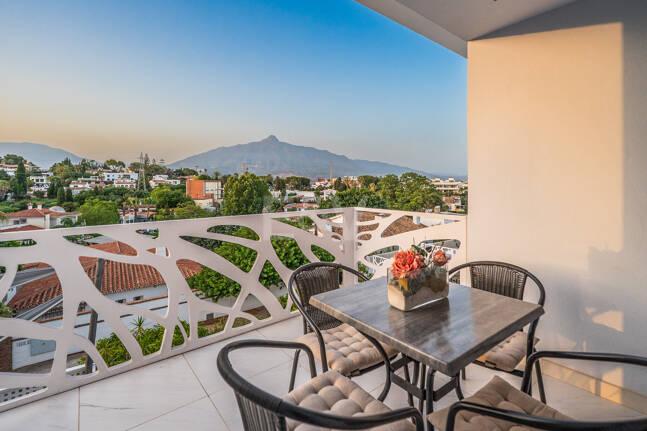 Ljus samtida villa i Nueva Andalucía med havs- och bergsutsikt