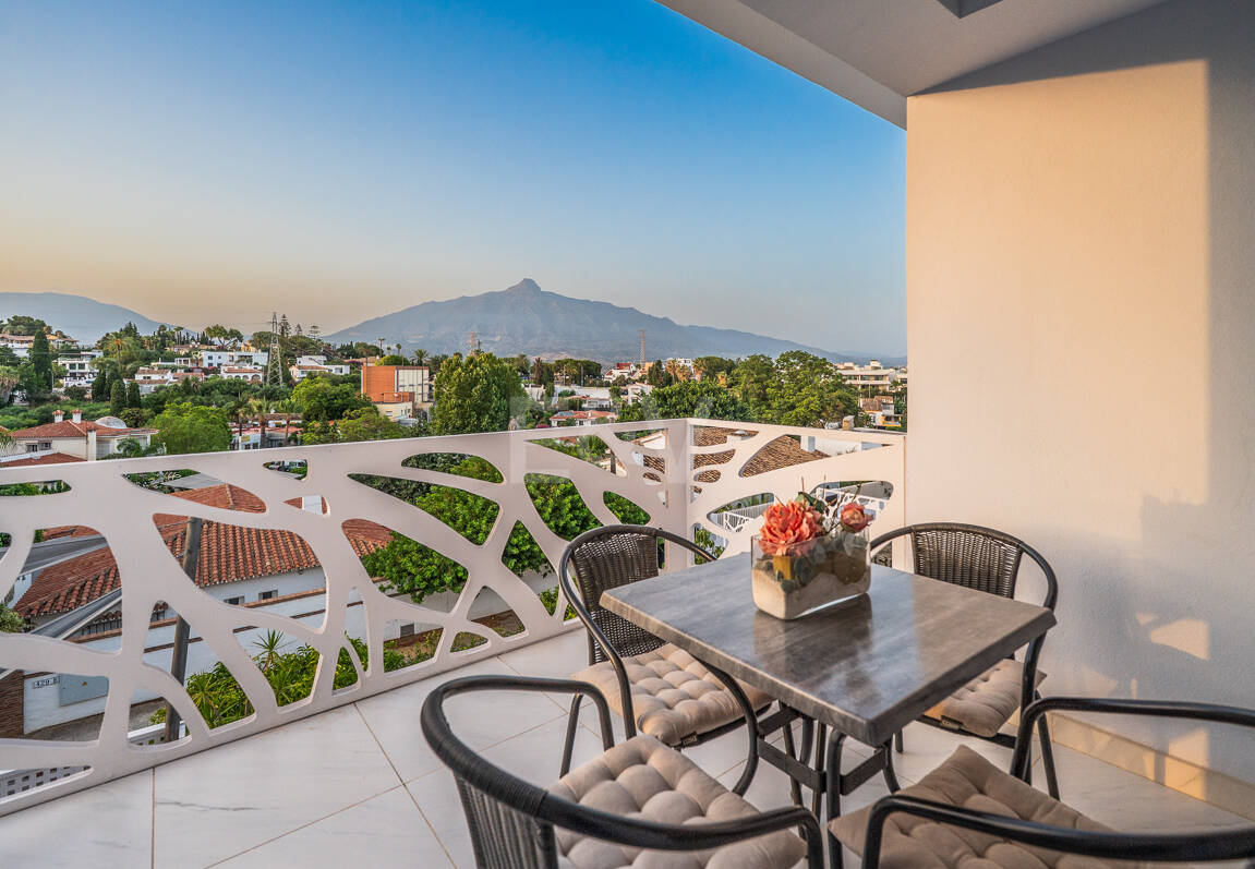 Ljus samtida villa i Nueva Andalucía med havs- och bergsutsikt