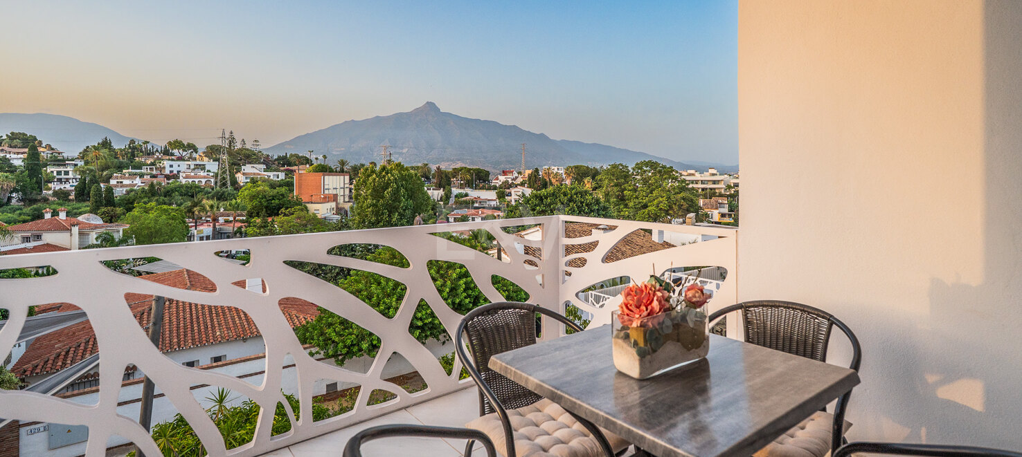 Ljus samtida villa i Nueva Andalucía med havs- och bergsutsikt