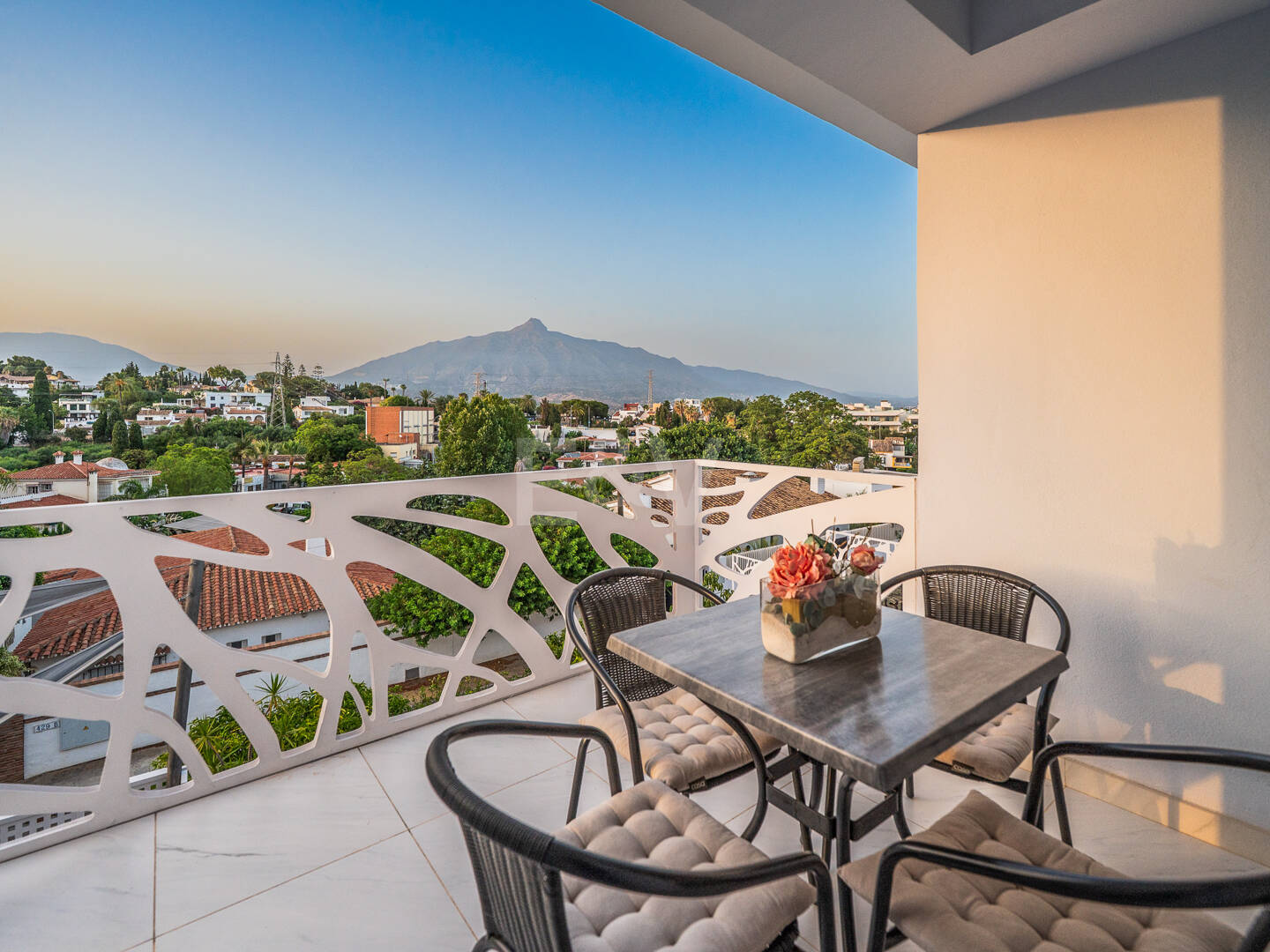 Villa moderna y luminosa en Nueva Andalucía con vistas al mar y a la montaña.