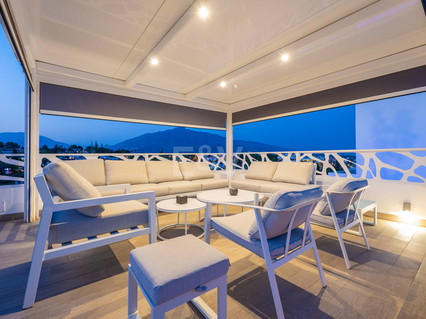 Villa moderna y luminosa en Nueva Andalucía con vistas al mar y a la montaña.