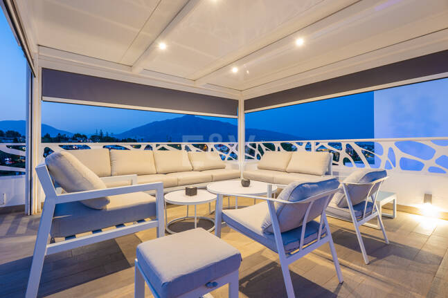 Ljus samtida villa i Nueva Andalucía med havs- och bergsutsikt