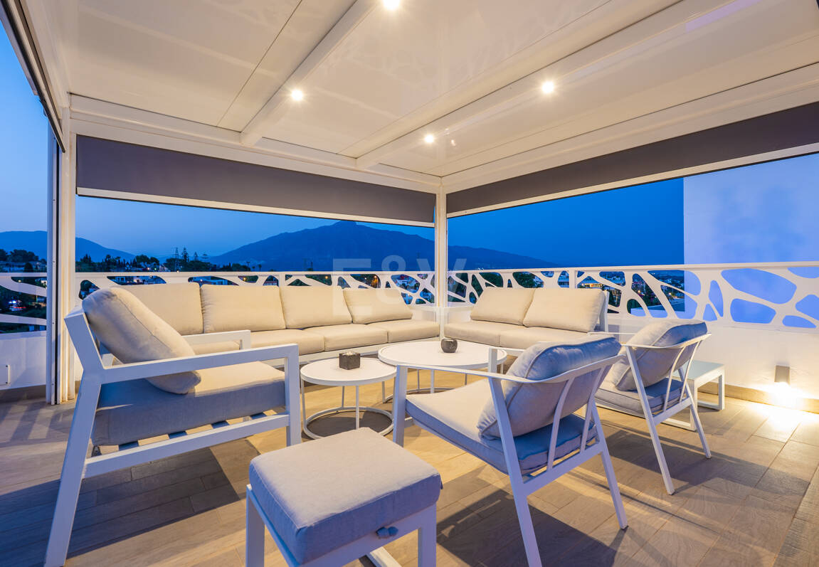 Ljus samtida villa i Nueva Andalucía med havs- och bergsutsikt