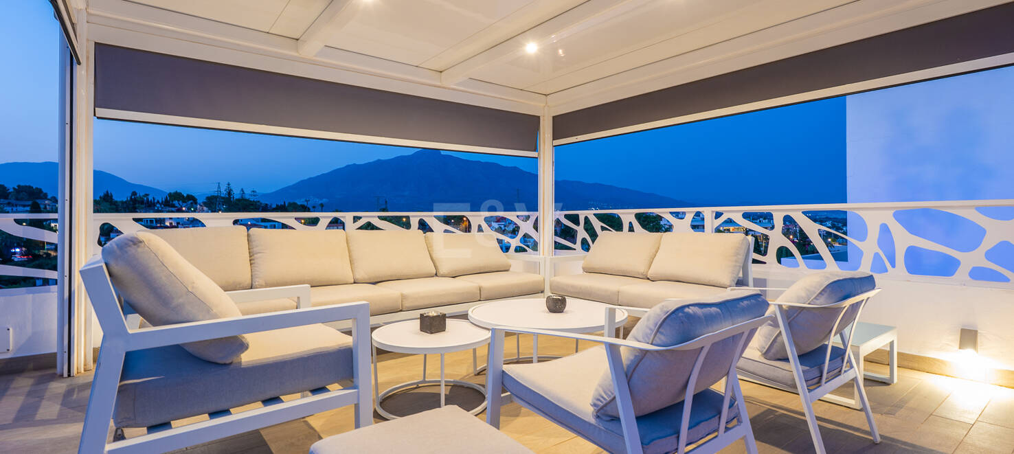 Bright contemporary villa in Nueva Andalucía with sea and mountain views