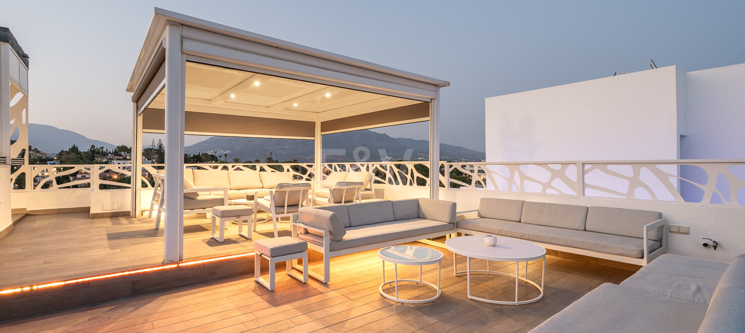 Ljus samtida villa i Nueva Andalucía med havs- och bergsutsikt