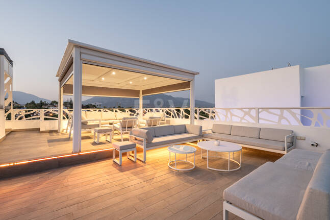 Ljus samtida villa i Nueva Andalucía med havs- och bergsutsikt