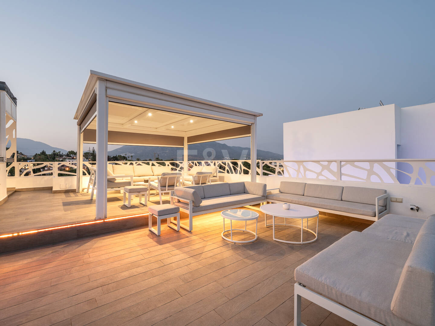 Villa moderna y luminosa en Nueva Andalucía con vistas al mar y a la montaña.