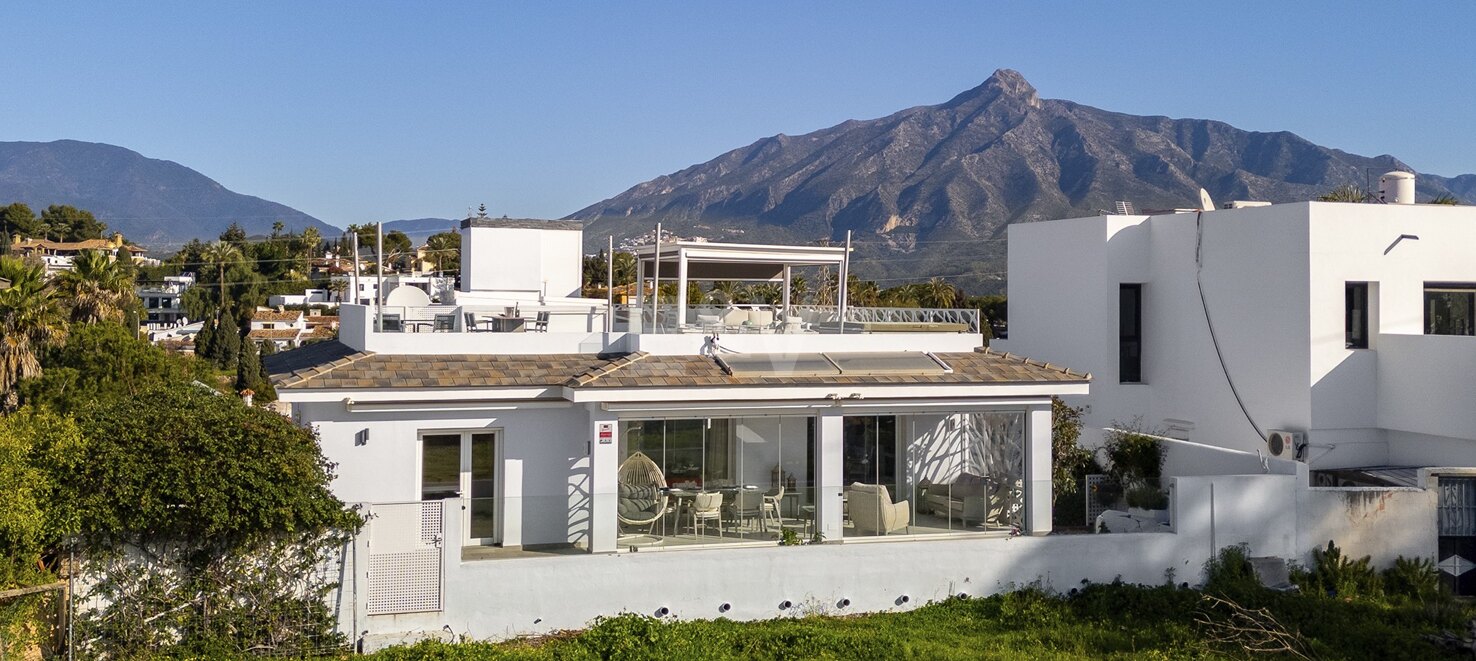 Villa moderna y luminosa en Nueva Andalucía con vistas al mar y a la montaña.