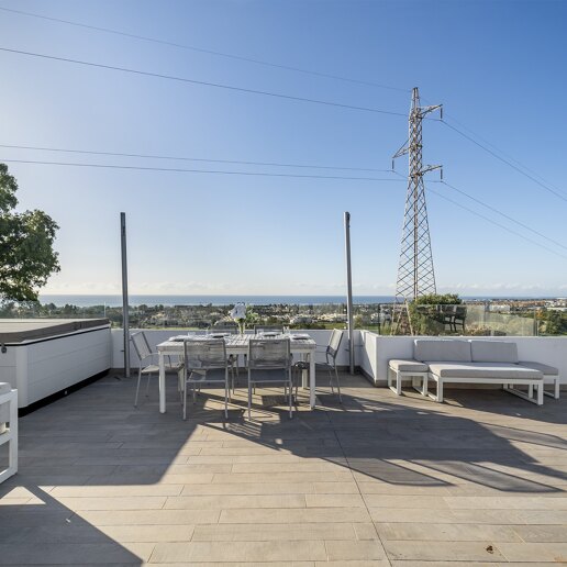 Villa moderna y luminosa en Nueva Andalucía con vistas al mar y a la montaña.