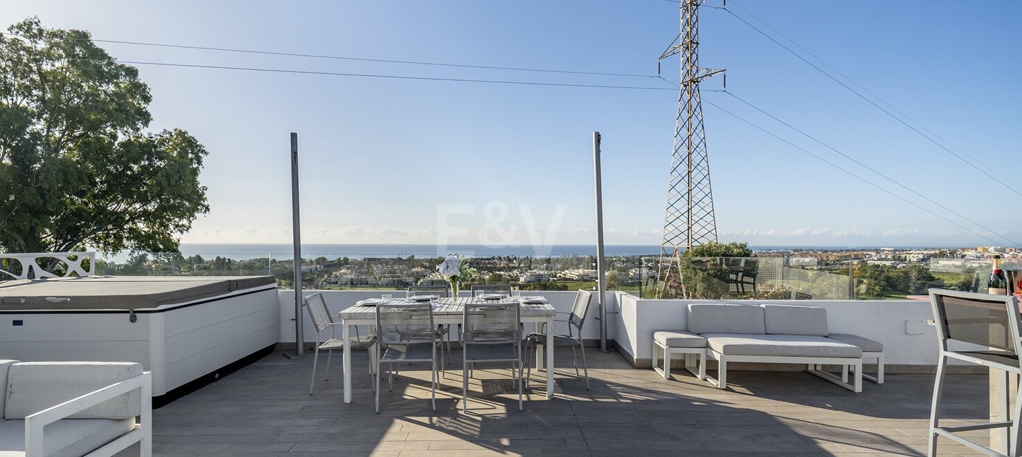 Villa moderna y luminosa en Nueva Andalucía con vistas al mar y a la montaña.