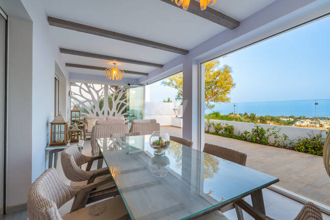 Ljus samtida villa i Nueva Andalucía med havs- och bergsutsikt